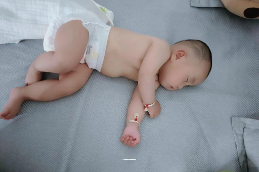 漯河宝宝睡觉爱翻身
